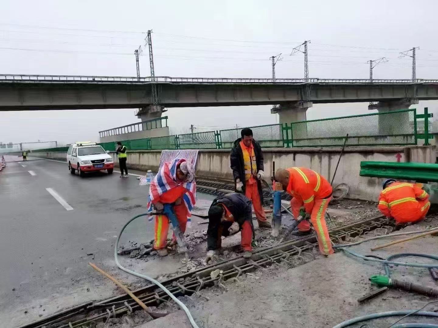 畹町桥梁伸缩缝抢修料